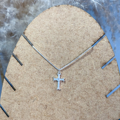 Colar crucifixo com zircônias cravejadas - AE acessórios
