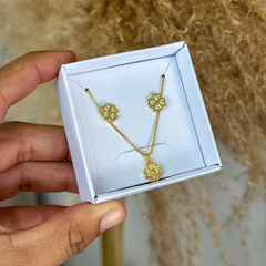 Conjunto trevo (inspiração Virgínia) cravejado com zircônias