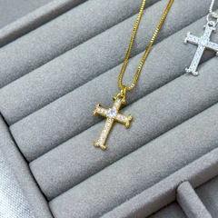 Colar crucifixo com zircônias cravejadas - comprar online