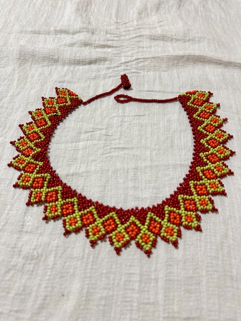 Gargantilha vermelha e verde