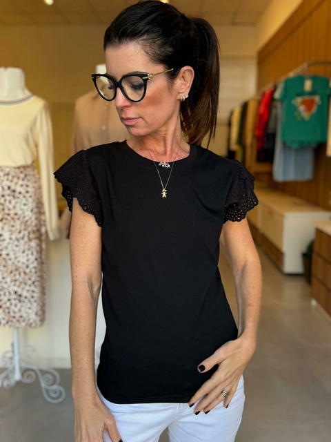 Blusa com Laise nas mangas
