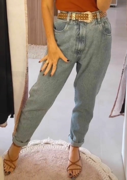 Calça Mom na Lavagem Clara