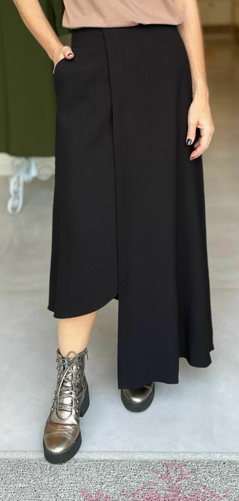 Saia Assimétrica Preta em Tecido Marante com Bolso