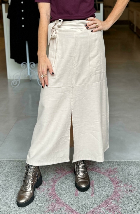 Saia em Tecido Marante Areia com Cinto e Fenda Frontal