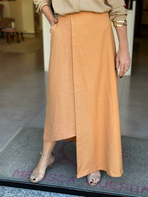 Saia Assimétrica Pêssego em Tecido Marante com Bolso Lateral