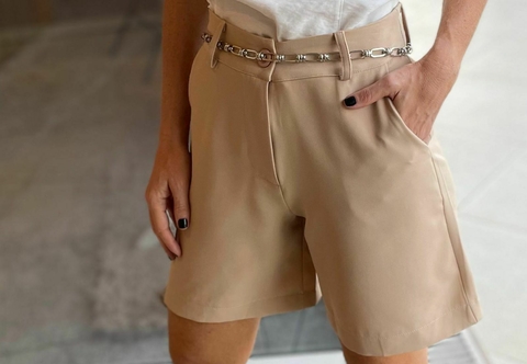 Bermuda Alfaiataria Bege com Cinto de Metal