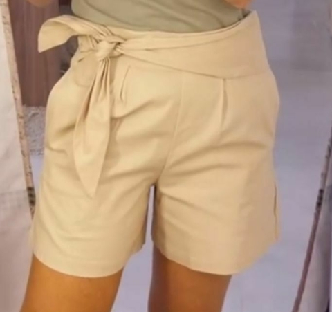 Shorts Sarjado Bege com Cinto e Bolsos