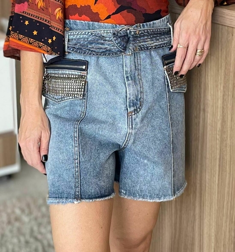 Shorts Jeans com Tachas e Cinto