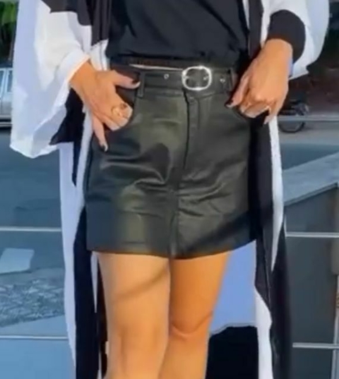 Shorts Saia Resinado com Cinto e Bolsos