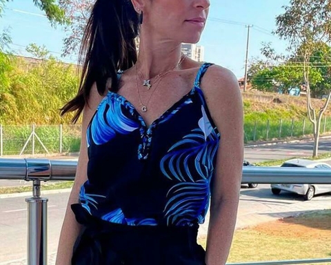 Regata em Crepe Floral com Decote em V e Alças Reguláveis