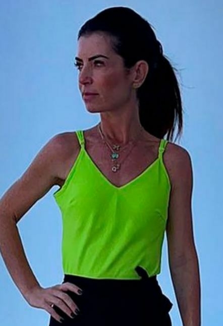 Regata em Crepe Lima com Alças Reguláveis e Decote em V