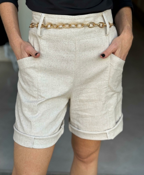 Bermuda Alongada em Linho com Cinto de Metal
