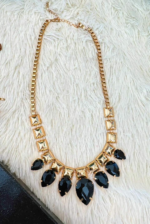 Colar em Cristais no preto