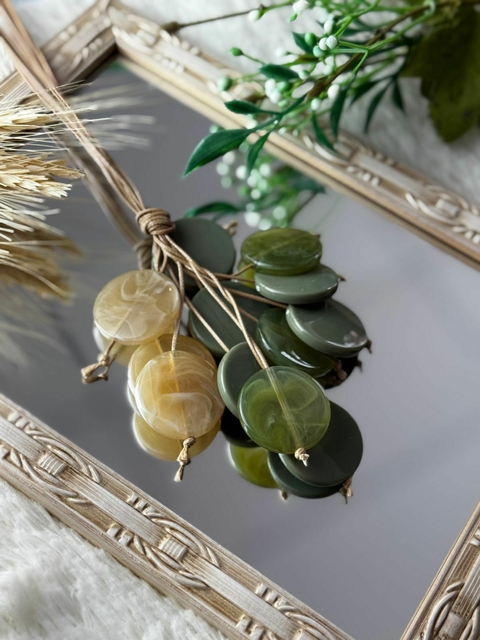 Max Colar em cachos na paleta verde