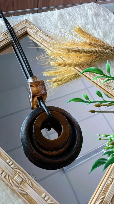 Max Colar Amadeirado no Marrom