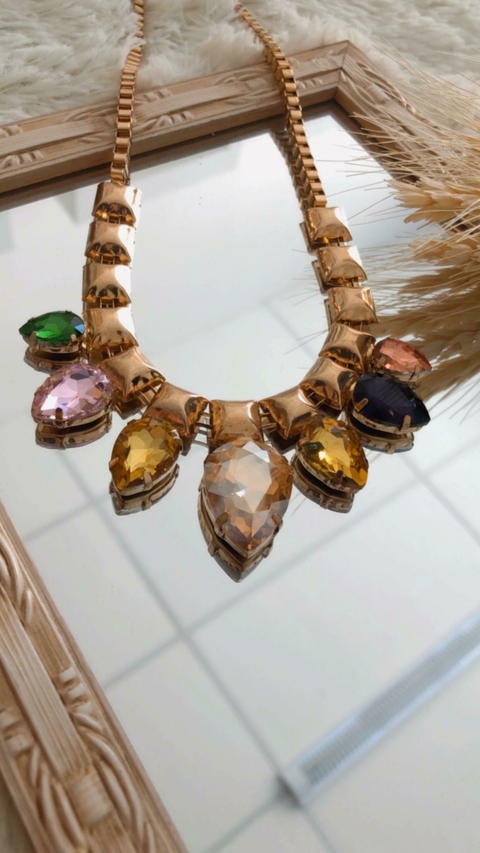 Colar em cristais coloridos no Dourado
