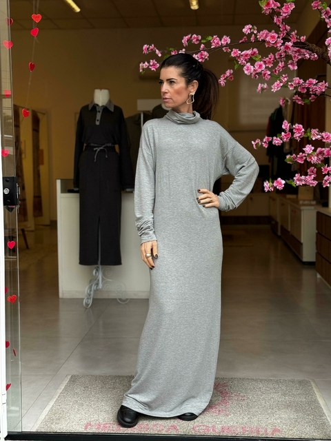 Vestido Longo com Gola e Mangas