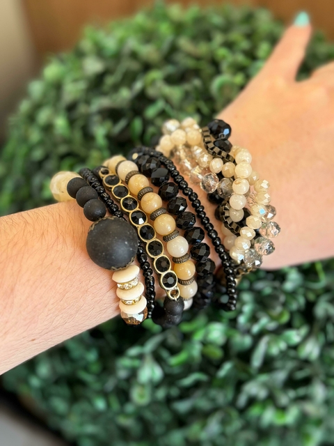 Pulseiras na Versão Preta com Marrom