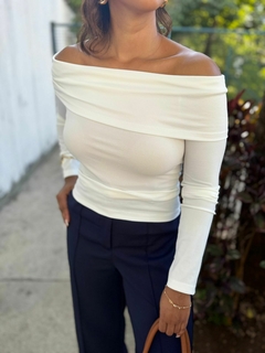 Blusa ombro a ombro Karen na internet