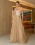 Vestido longo dourado estilo tomara que caia com detalhes brilhantes, ideal para festas e eventos formais.