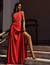 Vestido Pamplona Vermelho, elegante, com design de um ombro só e fenda lateral ideal para madrinhas de casamento