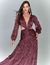 Vestido de festa longo com lurex marsala, mangas longas e recortes elegantes ideal para madrinhas e convidadas