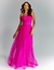 Vestido de festa longo com alça flexível na cor pink, modelo elegante e tomara que caia, ideal para casamentos e eventos especiais.