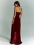 Vestido de festa longo de veludo marsala, modelo tomara que caia, visto de costas ideal para madrinha de casamento