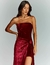 Vestido de festa longo de veludo marsala, tomara que caia, com detalhe na cintura e fenda lateral ideal para madrinha de casamento