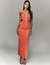 Vestido midi laranja com tule no busto, estilo frente única, ideal para festas e eventos especiais.