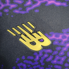 Imagem do Camisa Porto Edição Especial 22/23 - Torcedor New Balance Masculina - Preta com detalhes em roxo e dourado