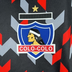 Camisa Colo Colo do Chile Treino 23/24 - Torcedor Adidas Masculina - Preta com detalhes em vermelho e cinza - loja online