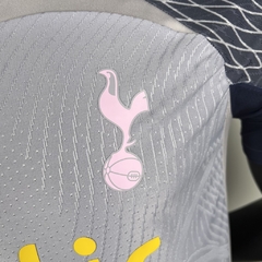 Camisa Tottenham Treino 23/24 - Jogador Nike Masculina - Cinza com detalhes em rosa e amarelo - loja online