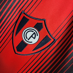 Imagem do Camisa Cerro Portenho I 22/23 - Torcedor Puma Masculina - Vermelha com detalhes em azul e branco