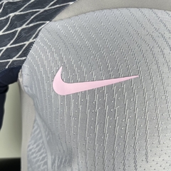 Camisa Tottenham Treino 23/24 - Jogador Nike Masculina - Cinza com detalhes em rosa e amarelo - Lux Imprts | CAMISAS DE FUTEBOL E BASQUETE