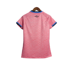 Camisa Grêmio Edição especial 22/23 - Torcedor Umbro Feminina - Rosa com detalhes em azul e preto - comprar online