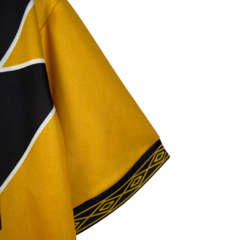 Imagem do Camisa Rayo Vallecano III 23/24 - Torcedor Umbro Masculina - Dourado com detalhes em preto e branco