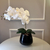 Arranjo de Orquídea Branco Puro Com Vaso de Vidro Preto Brilho Conhaque