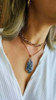 Choker com corrente entrelaçada e banho de verniz italiano. 