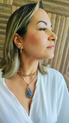 Choker com corrente entrelaçada e banho de verniz italiano. 
Colar com pingente de resina com quartzo azul e sodalita.