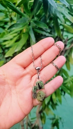 Colar com Gota de Esmeralda Natural – Corrente Prateada com Verniz