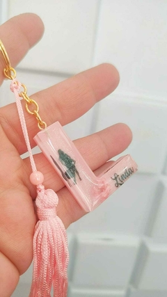 Chaveiro em Resina com Inicial, Silhueta Feminina e Palavra Linda