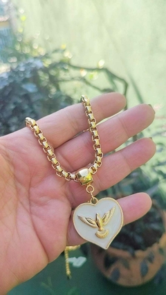 Colar Coração Espírito Santo com Pingente Marfim e Corrente Dourada