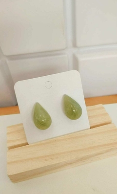 Brinco Gota em Resina Verde – Delicadeza Artesanal e Charme Natural
