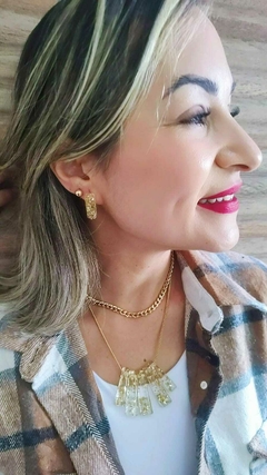 Colar com passadores em resina e fios de ouro – brilho leve