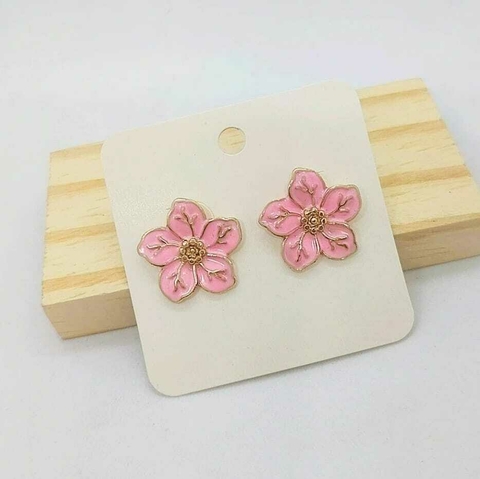 Brinco flor esmaltada rosa claro – delicadeza com toque romântico
