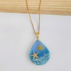 Colar Gota Tema Mar – Corrente Dourada Fina com Pingente em Resina 
