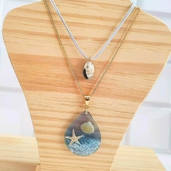 Colar Gota Tema Mar – Corrente Dourada Fina com Pingente em Resina 