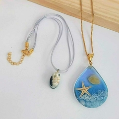 Colar Gota Tema Mar – Corrente Dourada Fina com Pingente em Resina 