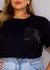 TSHIRT MANGA CURTA EM ALGODÃO COM BOLSO DE PAETE PRETA